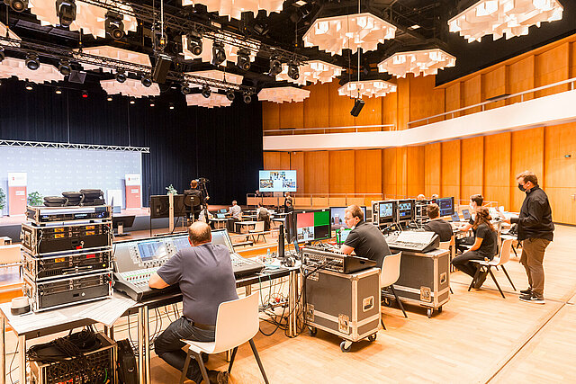 Der "Carlowitz-Saal" des Chemnitzer Kongresszentrums ist groß genug für Teilnehmer vor Ort, und aber auch für die umfangreiche Technik, den Teilnehmern online ein bestmögliches Erlebnis zu sichern.
